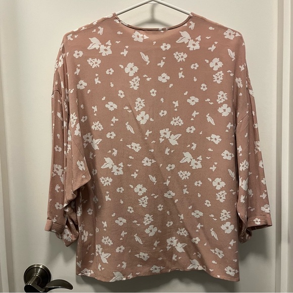 Uniqlo Pink Floral Blouse size xs - Picture 3 of 6